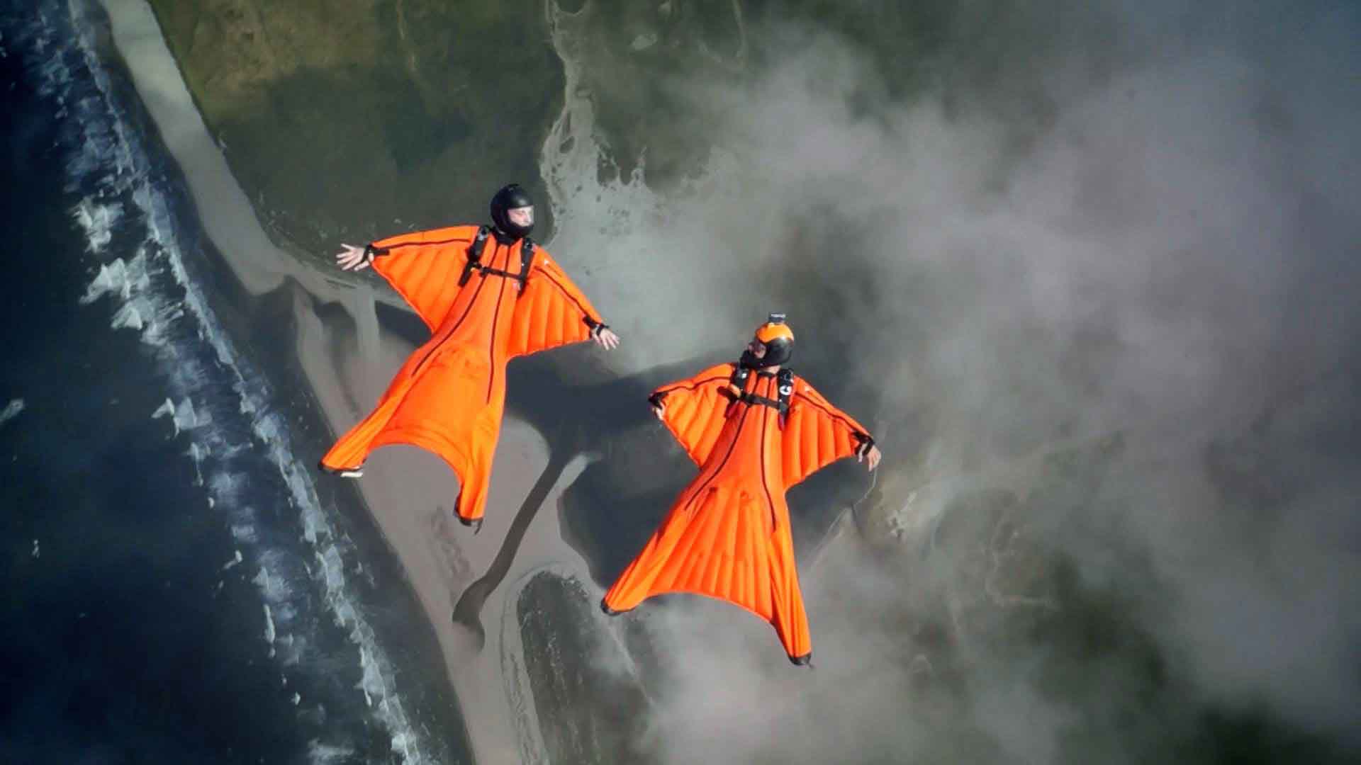 Jarno Cordia & Benoit Syben do acrobatics above the island Texel 