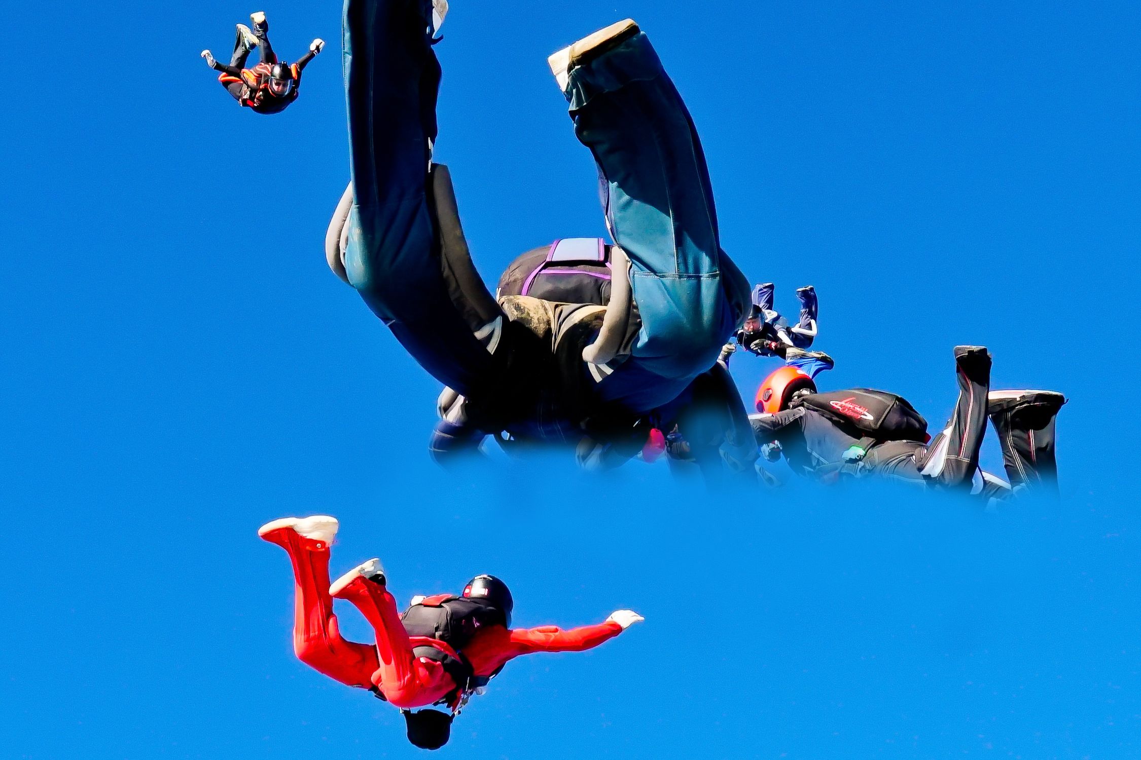 In freefall the 'Kangaroo' hangs freefly from the articulated rings on the harness