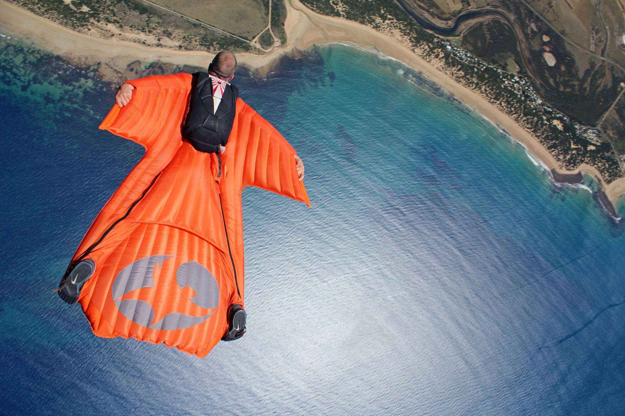Jarno Cordia, WS organizer, flying towards the beach