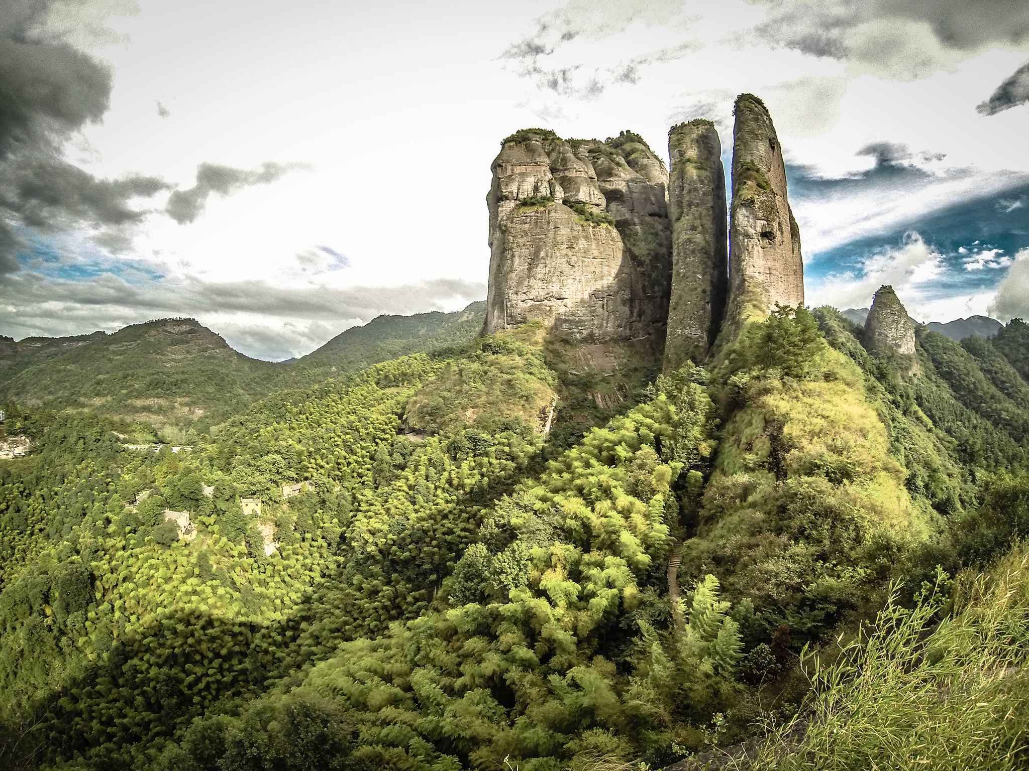 The crack at Mount Jiangling