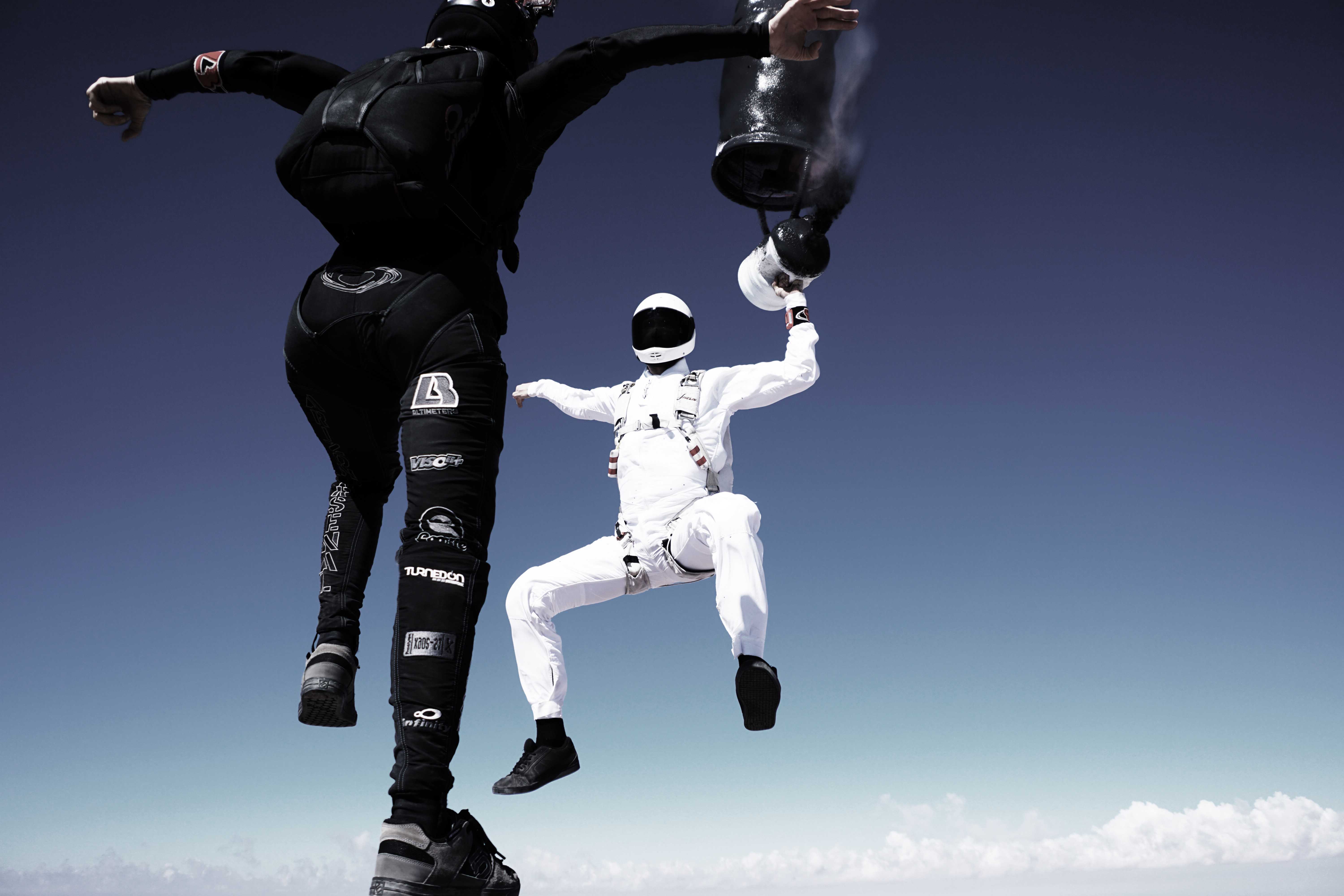 Vexedart – Destroying art while skydiving