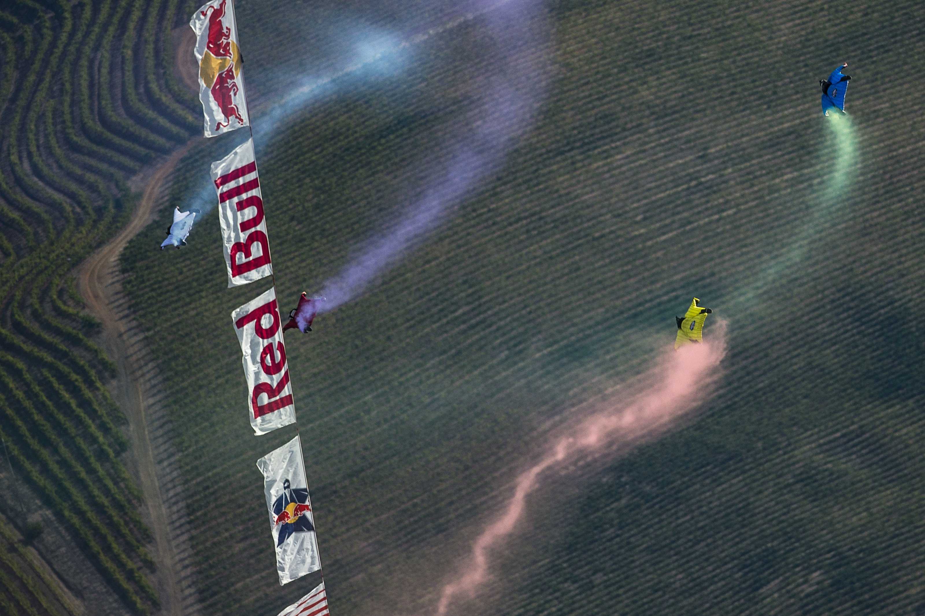 Four pilots aiming for a tight turn around an Aces gate