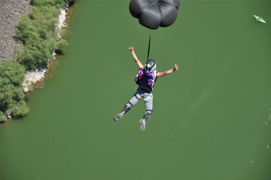 Melissa base jumping Perrine Bridge, 2013