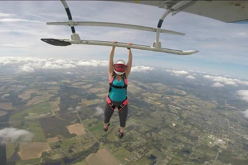Original photo of Lindsay jumping when pregnant, that sent the internet critics crazy 