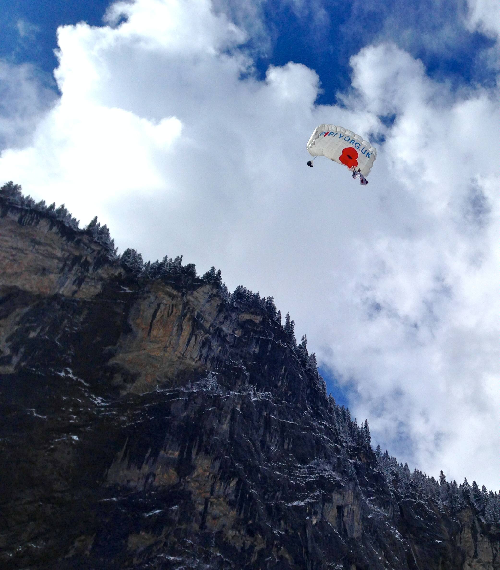 Alastair under canopy at a more respectable height after flying the left line